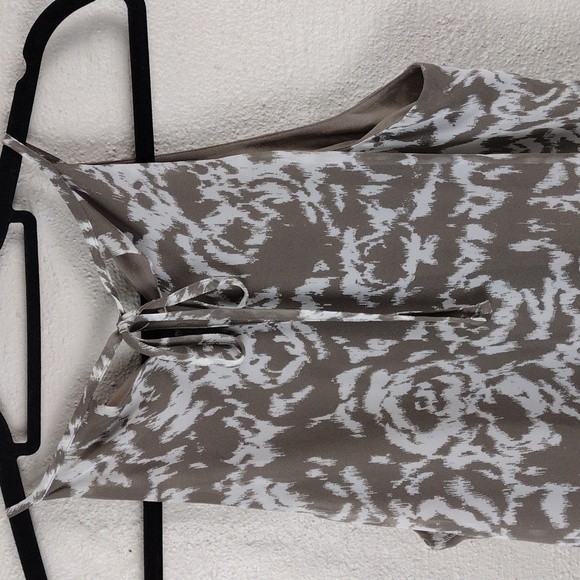 Ann Taylor Taupe Ruffle Geometric Pattern Sleeveless Keyhole Tie Back Summer Top - Picture 8 of 12